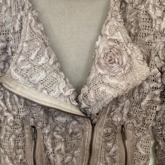 Light lavender gray floral on mesh design jacket. Size XS. - Picture 5 of 6
